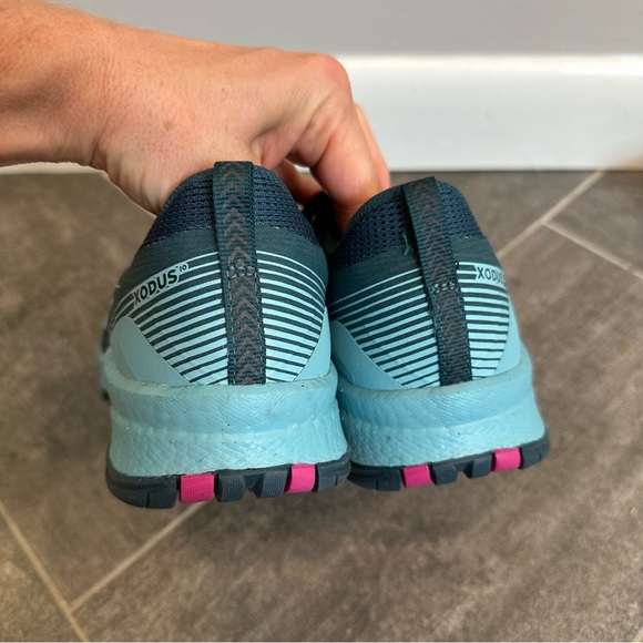 Saucony Xodus 10 Women's Teal and Magenta Athletic Shoes - Picture 5 of 6